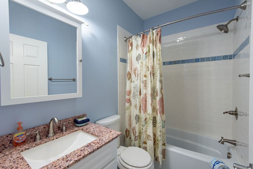Guest ensuite bathroom